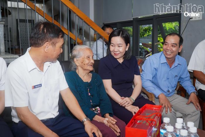 Đoàn công tác ân cần thăm hỏi sức khỏe bà Bùi Thị Phối.