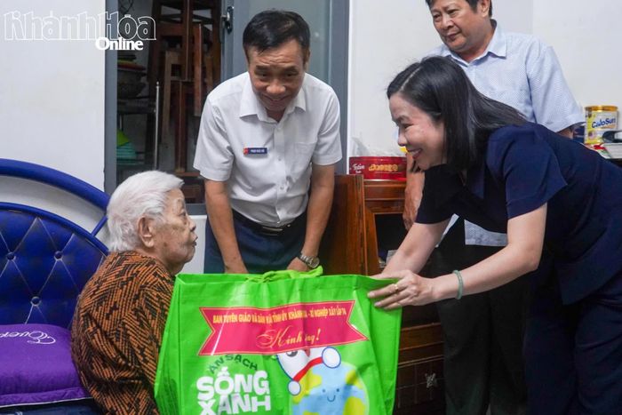 Đoàn công tác tặng quà cho bà Nguyễn Thị Sáu.