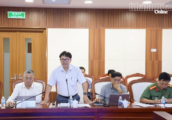 Lãnh đạo Sở Xây dựng báo cáo tại cuộc họp.