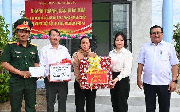 Các đơn vị tặng quà cho gia đình ông Nguyễn Văn Bảo tại lễ bàn giao.