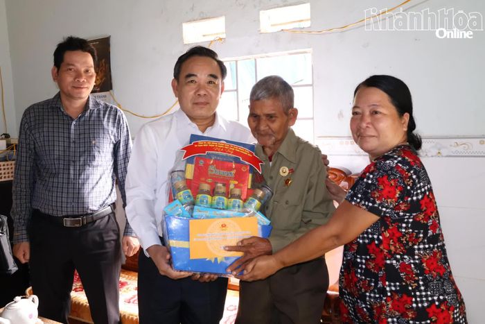 Đoàn tặng quà cho gia đình ông Cao Bốn (xã Nam Khánh Vĩnh).