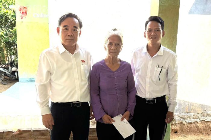 Đoàn thăm, tặng quà cho bà Hà Hiền (xã Tây Khánh Vĩnh).