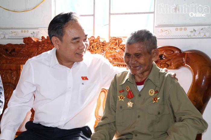 Đồng chí Lê Hữu Trí thăm hỏi ông Cao Bốn (xã Nam Khánh Vĩnh).