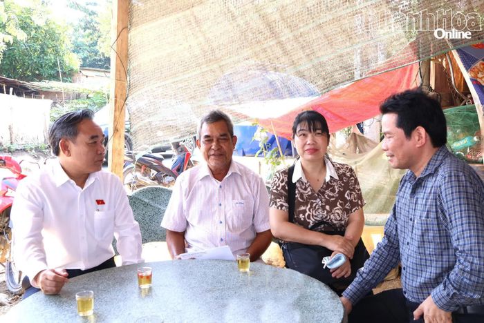 Đoàn đến thăm, tặng quà cho gia đình ông Hà Lanh (xã Nam Khánh Vĩnh).
