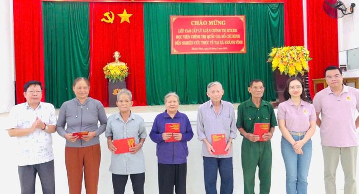 Lãnh đạo Đảng ủy xã và đại diện lớp học trao quà cho các gia đình có công với cách mạng. Ảnh: PHÙNG QUỲNH.