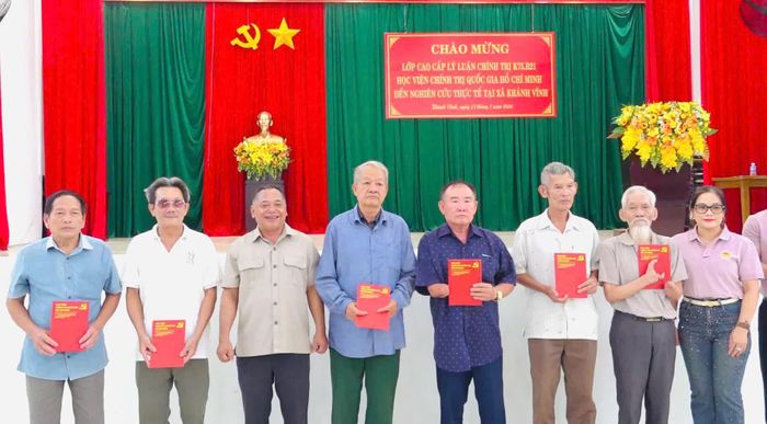 Lãnh đạo Đảng ủy xã và đại diện lớp học trao quà cho các gia đình có công với cách mạng. Ảnh: PHÙNG QUỲNH.