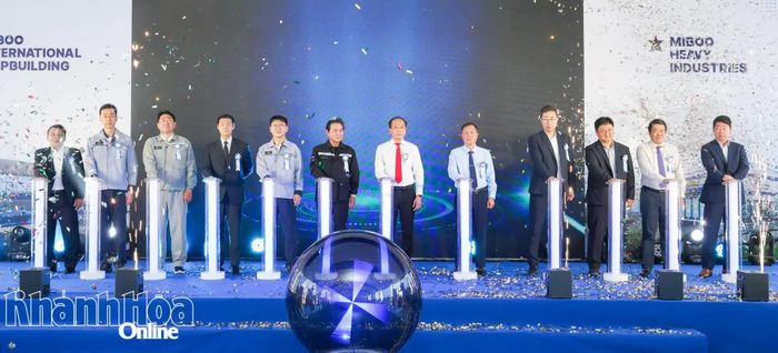 Các đại biểu thực hiện nghi thức động thổ.