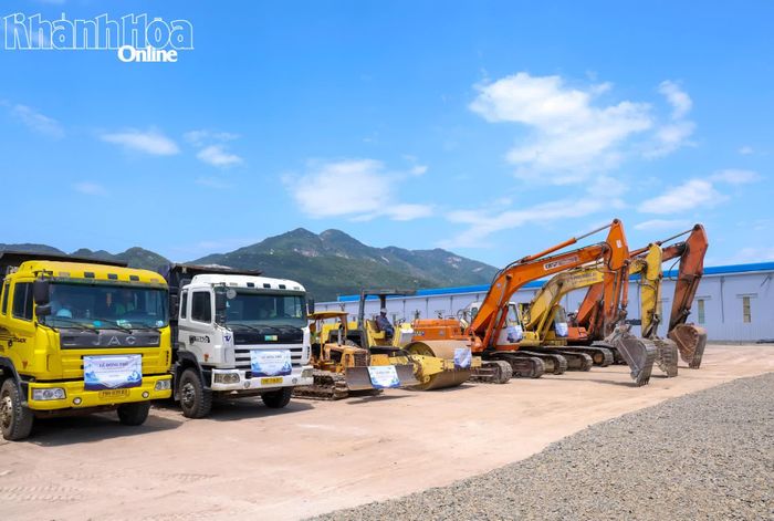 Phương tiện cơ giới sẵn sàng thực hiện dự án.