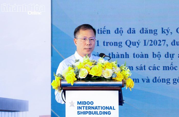 Đại diện Ban Quản lý Khu kinh tế và Khu công nghiệp tỉnh phát biểu chào mừng và giao nhiệm vụ.