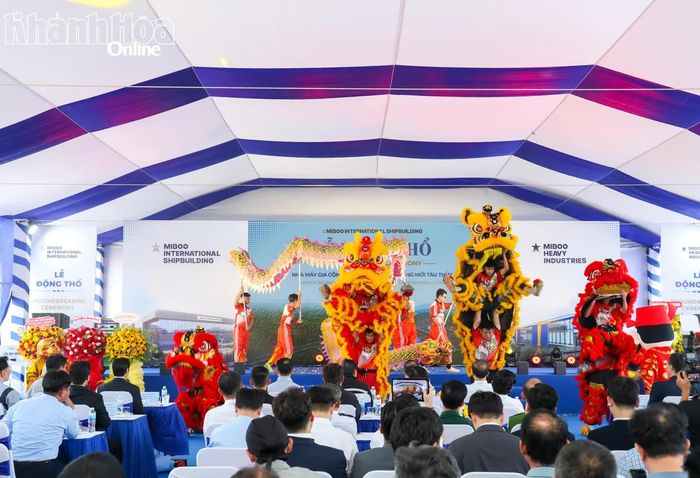 Múa lân chào mừng lễ động thổ.