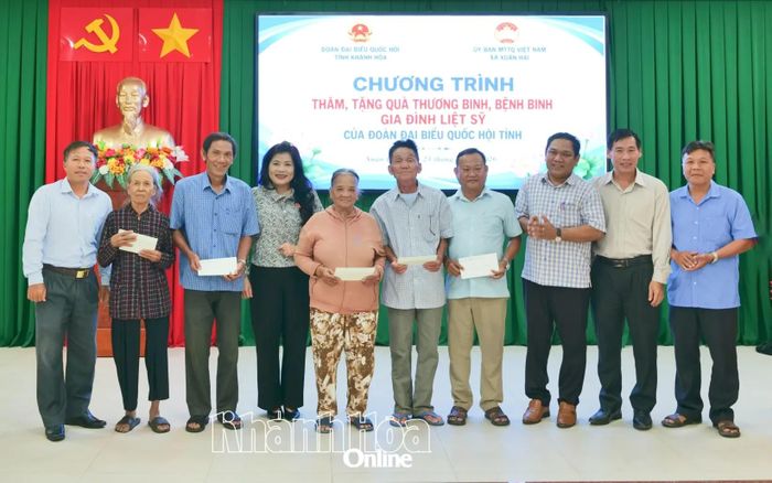 Đồng chí Đàng Thị Mỹ Hương trao quà cho các thương binh, bệnh binh và gia đình liệt sĩ tại xã Xuân Hải.