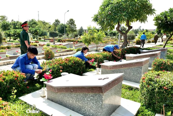 Những ngày này, đông đảo đoàn viên, thanh niên thường xuyên đến dâng hương, tưởng niệm các anh hùng liệt sĩ tại Nghĩa trang liệt sĩ Ninh Thuận.