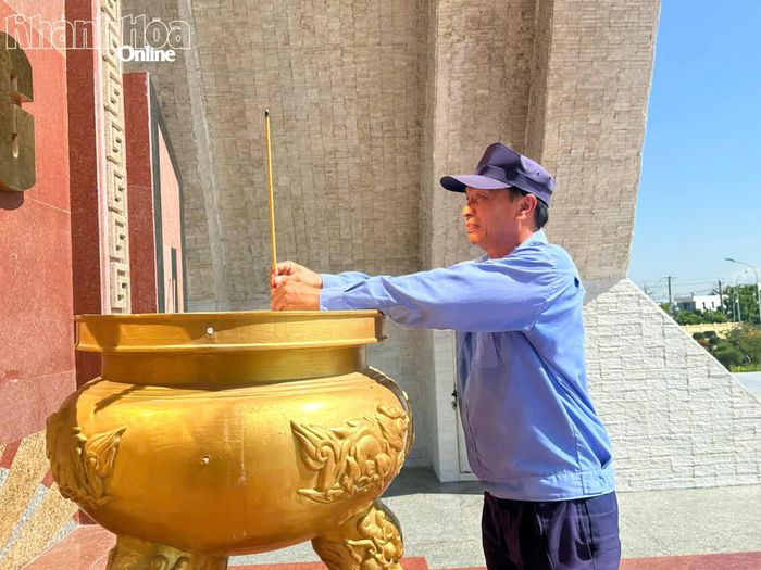 Ông Phan Thanh thắp nén hương đầu tiên trước Đài tưởng niệm tại Nghĩa trang liệt sĩ Ninh Thuận, mở đầu một ngày làm việc.