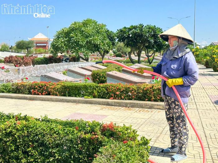 Chị Nhân tưới nước, chăm sóc cây xanh trong khuôn viên Nghĩa trang liệt sĩ Ninh Thuận.