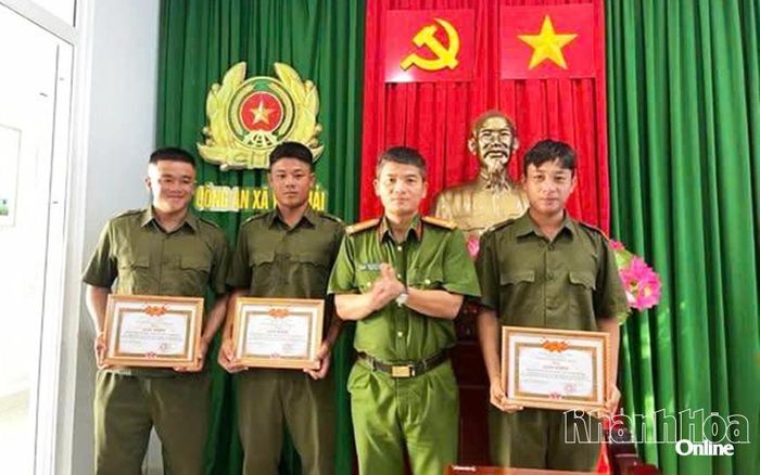 Thừa ủy quyền của Chủ tịch UBND xã, Trưởng Công an xã Vĩnh Hải trao giấy khen cho các cá nhân thuộc Tổ bảo vệ an ninh trật tự ở cơ sở.