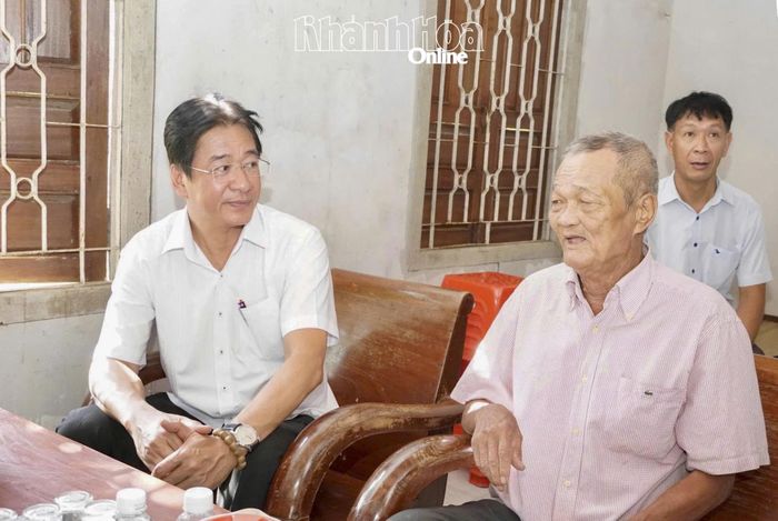 Đồng chí Nguyễn Long Biên thăm hỏi, động viên ông Trần Hoàng Anh.