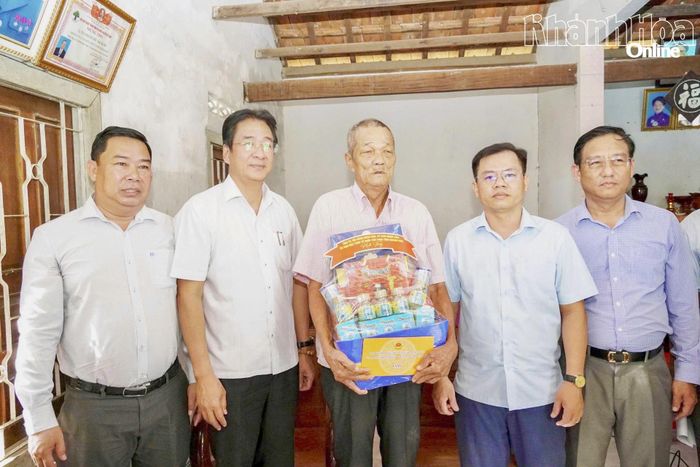 Đồng chí Nguyễn Long Biên tặng quà cho ông Trần Hoàng Anh.