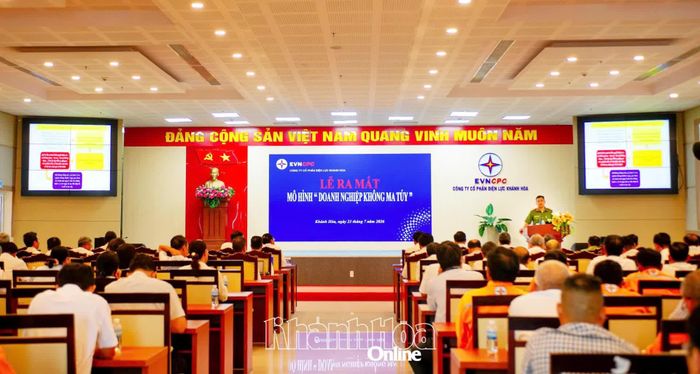Đại diện Phòng Cảnh sát điều tra tội phạm về ma túy tuyên truyền các quy định pháp luật về phòng, chống ma túy, nhận biết các loại ma túy mới tại buổi lễ.