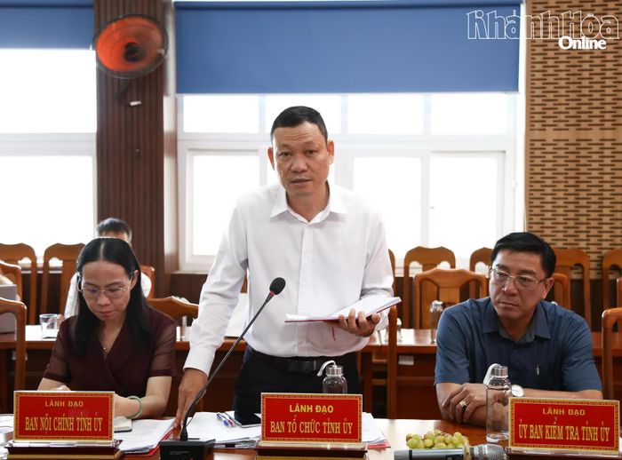 Lãnh đạo Ban Tổ chức Tỉnh ủy trao đổi, làm rõ một số nội dung các địa phương kiến nghị.