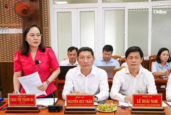 Thường trực Đảng ủy phường Phan Rang phát biểu tại buổi làm việc.