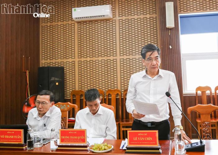 Thường trực Đảng ủy xã Anh Dũng trình bày báo cáo tại buổi làm việc.