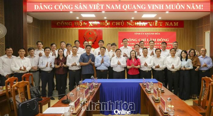 Các đồng chí lãnh đạo tỉnh, lãnh đạo các địa phương chụp hình lưu niệm.