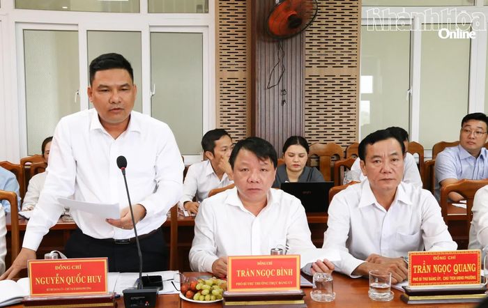 Thường trực Đảng ủy phường Đông Hải báo cáo một số kết quả nổi bật.
