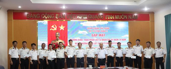 Bộ Tư lệnh Vùng 4 Hải quân động viên, trao tặng quà cho thân nhân gia đình liệt sĩ đang công tác tại đơn vị.