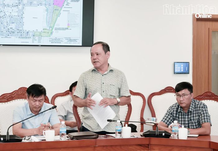 Lãnh đạo phường Bắc Nha Trang phát biểu tại cuộc họp.