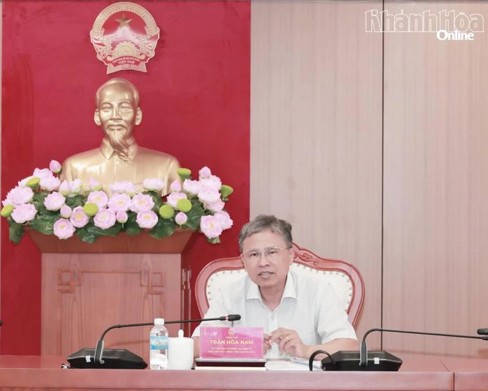 Đồng chí Trần Hòa Nam chủ trì cuộc họp.