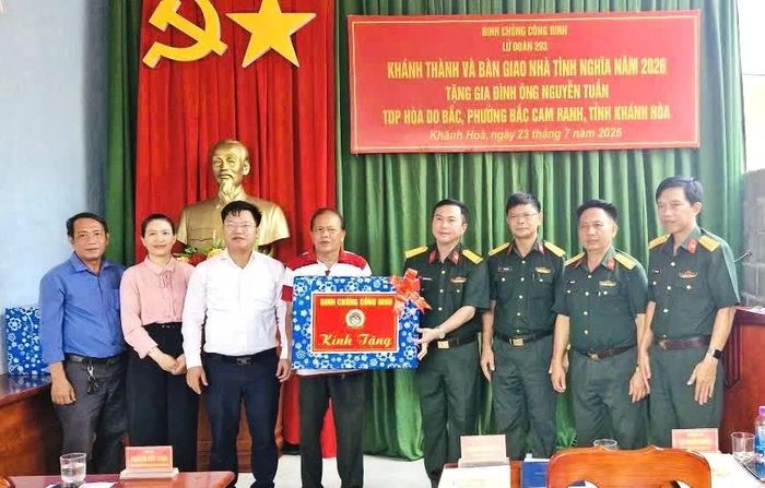 Đại diện các đơn vị trao quà cho gia đình ông Nguyễn Tuấn.