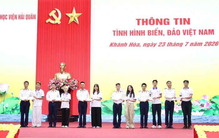Đoàn trao học bổng cho các học viên có hoàn cảnh khó khăn vươn lên trong học tập.