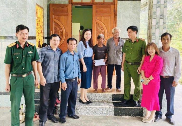 Lãnh đạo xã thăm, tặng quà cho gia đình bà Cao Thị Bông (thôn Suối Cá).