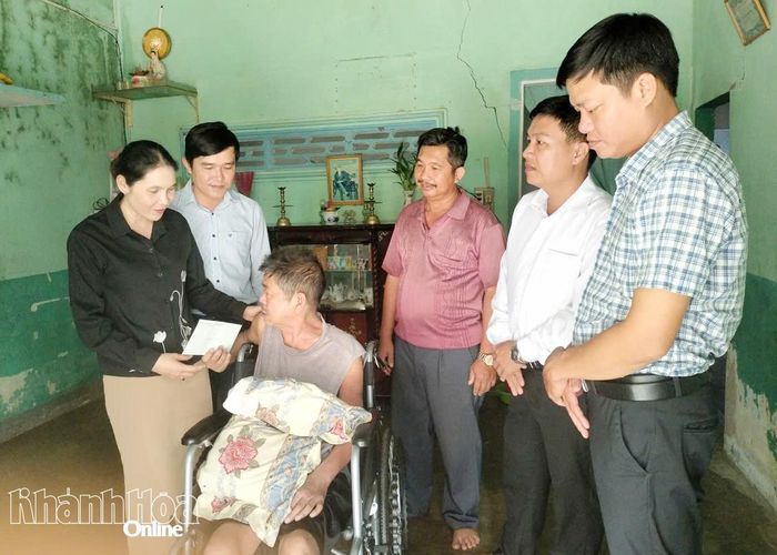 Lãnh đạo Đảng ủy xã Phước Hữu thăm, tặng quà các gia đình chính sách, người có công với cách mạng.