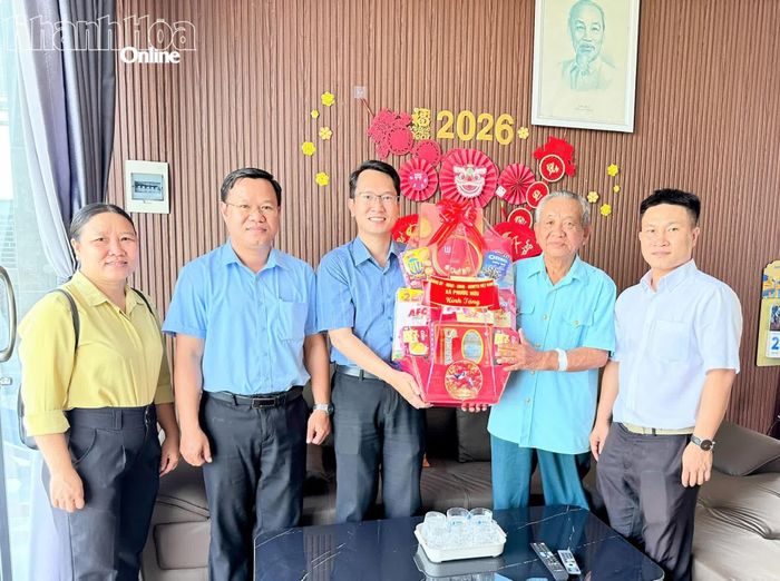 Lãnh đạo xã Phước Hữu thăm, tặng quà các gia đình chính sách, người có công với cách mạng.