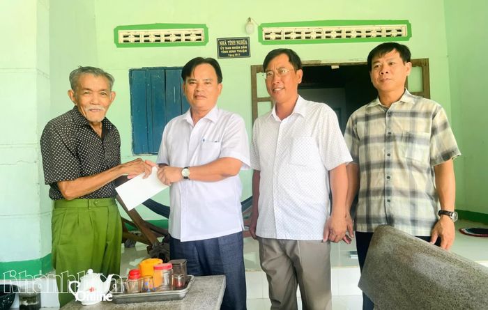 Lãnh đạo Đảng ủy xã Phước Hữu thăm, tặng quà các gia đình chính sách, người có công với cách mạng.