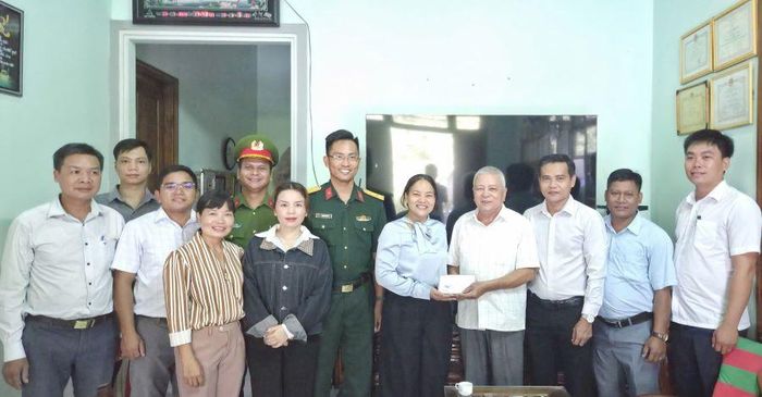 Lãnh đạo xã Tây Khánh Vĩnh thăm, tặng quà cho gia đình ông Hồ Quyết Thắng (thôn Hòn Dù).