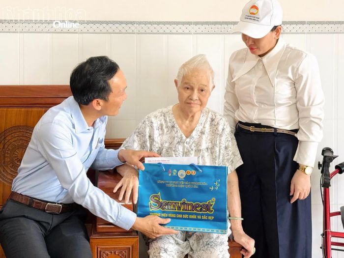 Lãnh đạo phường thăm hỏi và trao quà cho mẹ liệt sĩ Lê Thị Huấn.