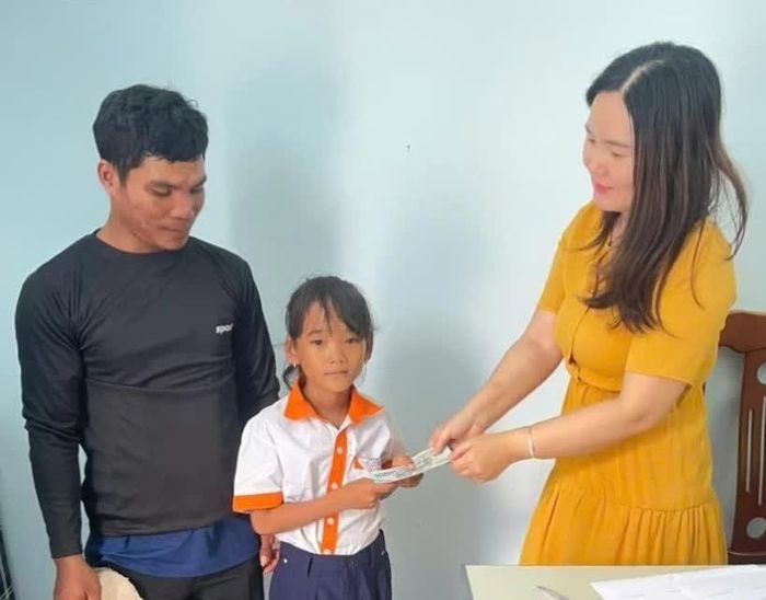 Đại diện UBND xã Công Hải trao học bổng cho học sinh có hoàn cảnh khó khăn.