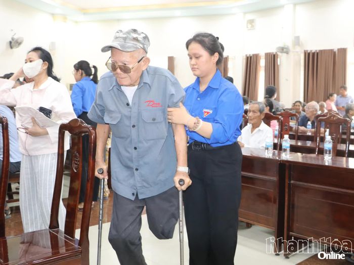 Ông Nguyễn Tám (trú Tổ dân phố Ninh Đông, phường Ninh Hòa) được đoàn viên phường Ninh Hòa hỗ trợ tới lấy mẫu ADN.