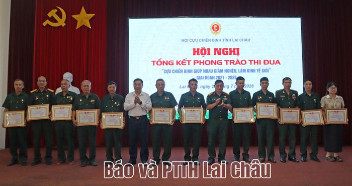 Đại diện Ủy ban MTTQ Việt Nam tỉnh; Hội CCB tỉnh tặng Bằng khen cho các cá nhân có thành tích xuất sắc trong phong trào thi đua "CCB giúp nhau giảm nghèo, làm kinh tế giỏi" giai đoạn 2021 - 2026.