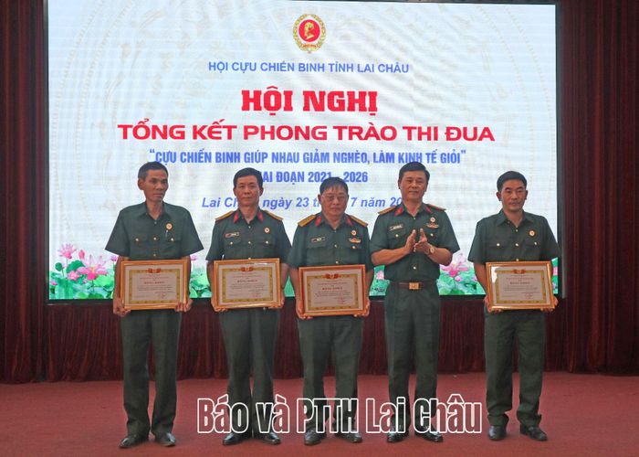 Đại tá Dương Trường Sơn – Phó Ban Công tác CCB (Trung ương Hội CCB Việt Nam) tặng Bằng khen cho các tập thể có thành tích xuất sắc trong phong trào thi đua "CCB giúp nhau giảm nghèo, làm kinh tế giỏi" giai đoạn 2021 - 2026.
