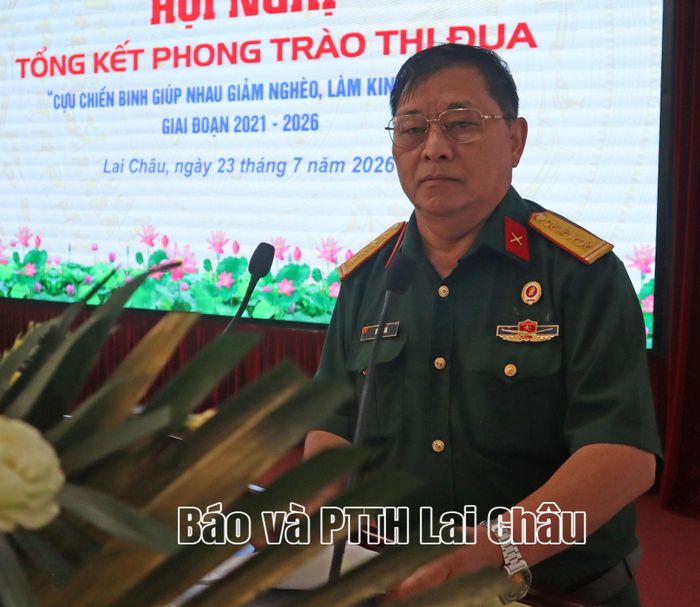 Đồng chí Mùa A Trá - Phó Chủ tịch Ủy ban MTTQ Việt Nam tỉnh, Chủ tịch Hội CCB tỉnh phát biểu tại hội nghị. 