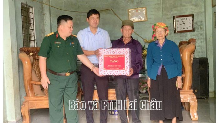 Đồng chí Hoàng Văn Huân - Phó Bí thư Đảng ủy, Chủ tịch UBND xã cùng lãnh đạo Ban CHQS xã tặng quà gia đình liệt sĩ ở bản Nà Pè.