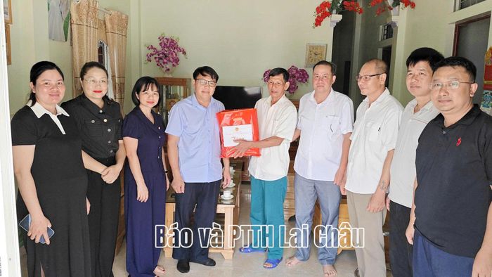 Đồng chí Nguyễn Hữu Trung - Phó Bí thư Thường trực Đảng ủy cùng lãnh đạo các ban, ngành, đoàn thể xã thăm, tặng quà gia đình liệt sĩ ở bản Phúc Khoa.