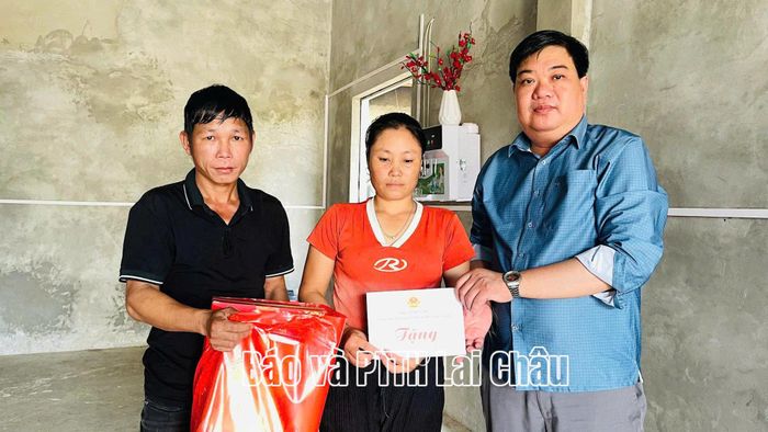 Phó Chủ tịch HĐND xã Lò Văn Lục tặng quà gia đình liệt sĩ tại bản Mường Khoa.