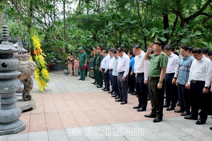 Đoàn công tác của Tỉnh ủy, HĐND, UBND, Ủy ban Mặt trận Tổ quốc Việt Nam tỉnh dành một phút mặc niệm tưởng nhớ, tri ân các Anh hùng Liệt sĩ tại Đền tưởng niệm các Anh hùng Liệt sĩ Trường Sơn đường 20 - Quyết Thắng.