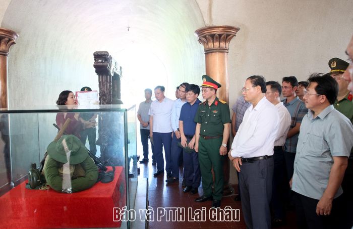 ... nghe thuyết minh viên kể về cuộc chiến đấu ác liệt của quân và dân ta trong suốt 81 ngày đêm lịch sử bảo vệ Thành cổ Quảng Trị.