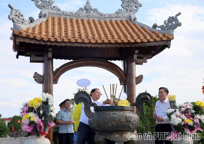 Đoàn công tác của Tỉnh ủy, HĐND, UBND, Ủy ban Mặt trận Tổ quốc Việt Nam tỉnh vào dâng hoa, dâng hương tưởng niệm các Anh hùng Liệt sĩ tại Khu di tích Quốc gia đặc biệt Thành cổ Quảng Trị.