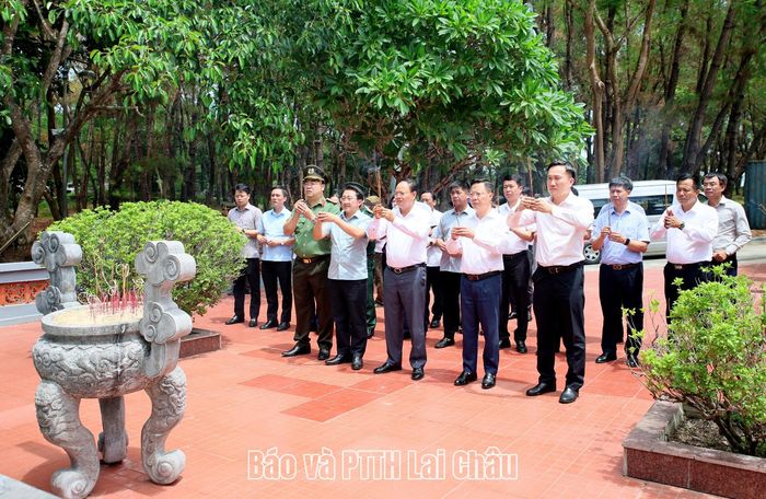 Đoàn công tác của Tỉnh ủy, HĐND, UBND, Ủy ban Mặt trận Tổ quốc Việt Nam tỉnh đặt vòng hoa, dâng hương khu mộ liệt sĩ tỉnh Lai Châu tại Nghĩa trang Liệt sĩ Quốc gia Trường Sơn.